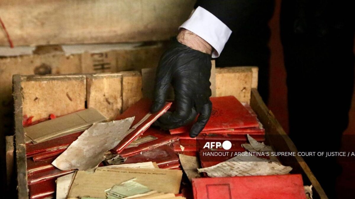 Siete cajas encontradas con documentos nazis