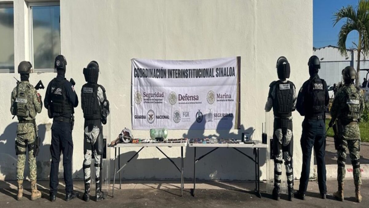 Aseguran machetes, pistolas, modems y radio en penal de Sinaloa