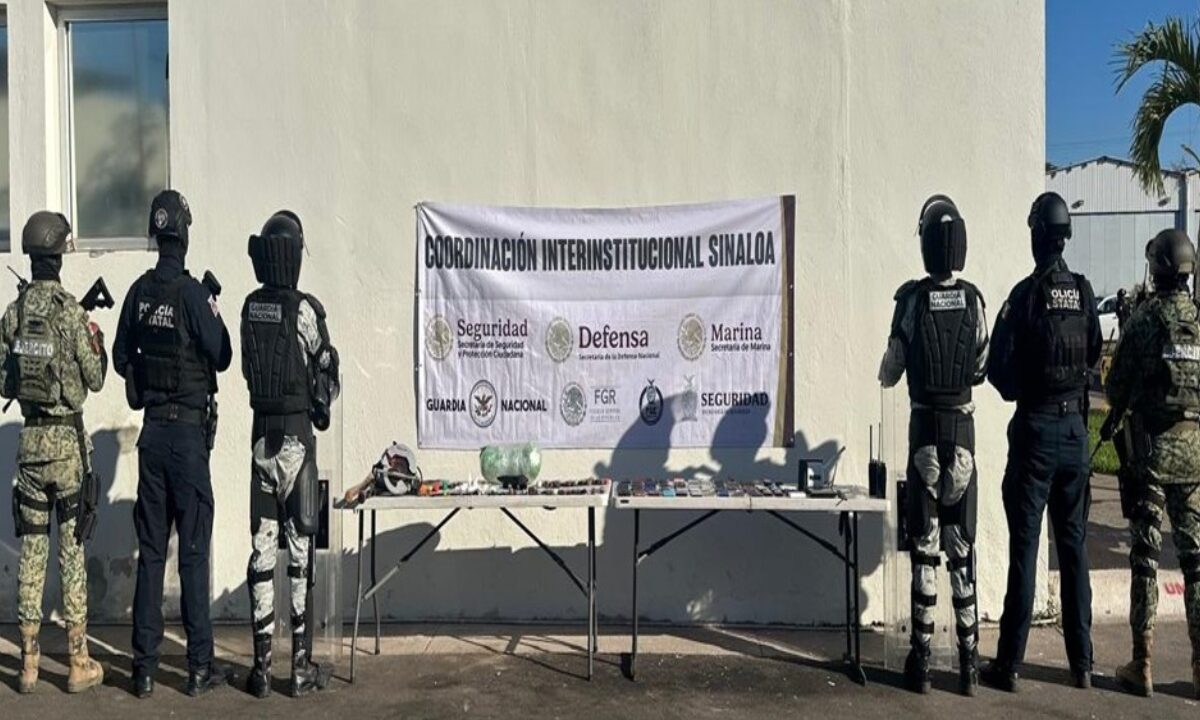 Aseguran machetes, pistolas, modems y radio en penal de Sinaloa