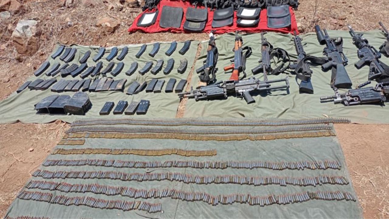 En Zirándaro, elementos del Ejército mexicano localizaron un vehículo utilizado por integrantes de una célula delictiva con múltiple armamento.