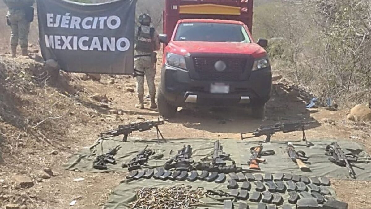 En Zirándaro, elementos del Ejército mexicano localizaron un vehículo utilizado por integrantes de una célula delictiva con múltiple armamento.