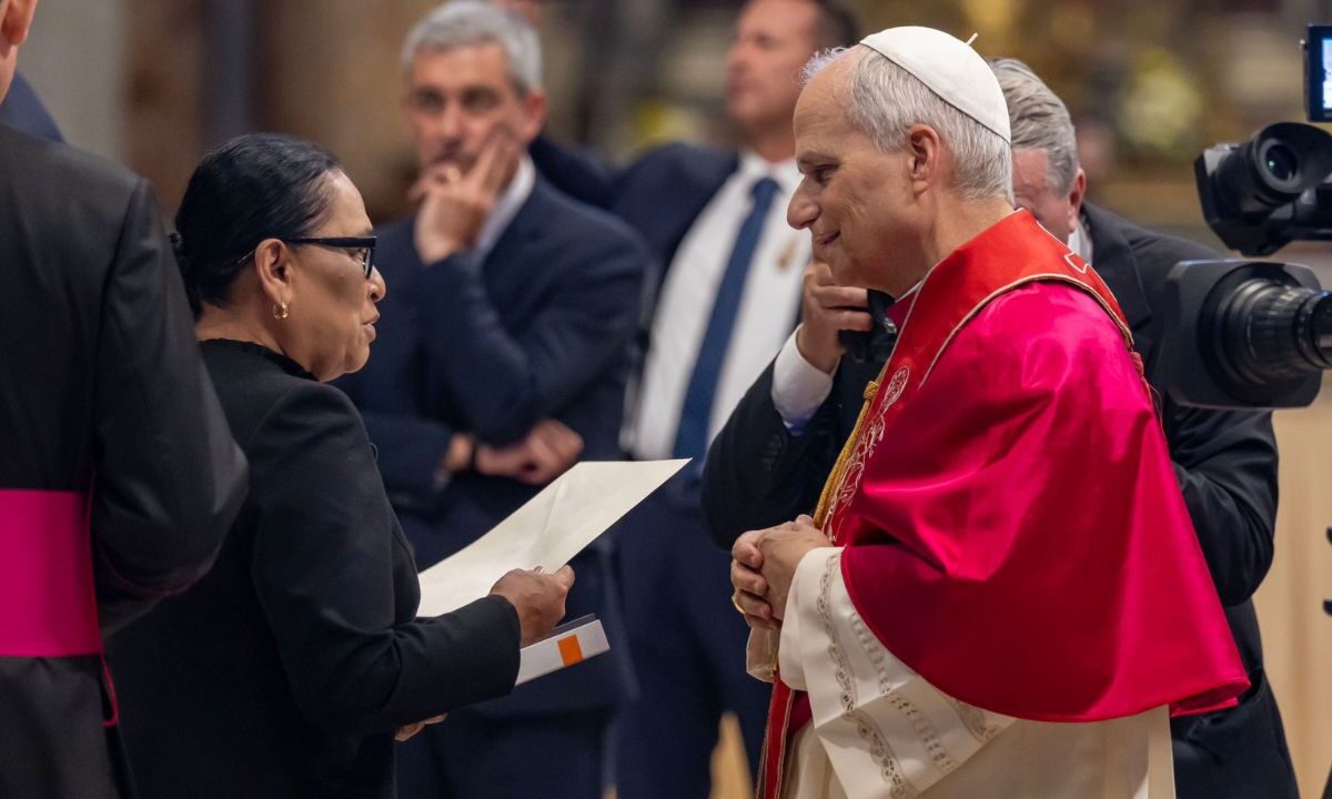 La Secretaria de Gobernación, Rosa Icela Rodríguez, entregó al Papa León XIV la carta-invitación enviada por la presidenta de México, Claudia Sheinbaum para invitarlo a visitar nuestro país.