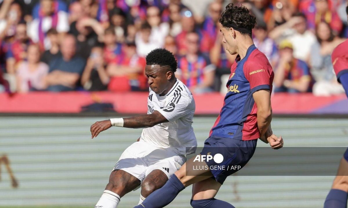 Barcelona remonta El Clásico y acaricia el titulo de La Liga