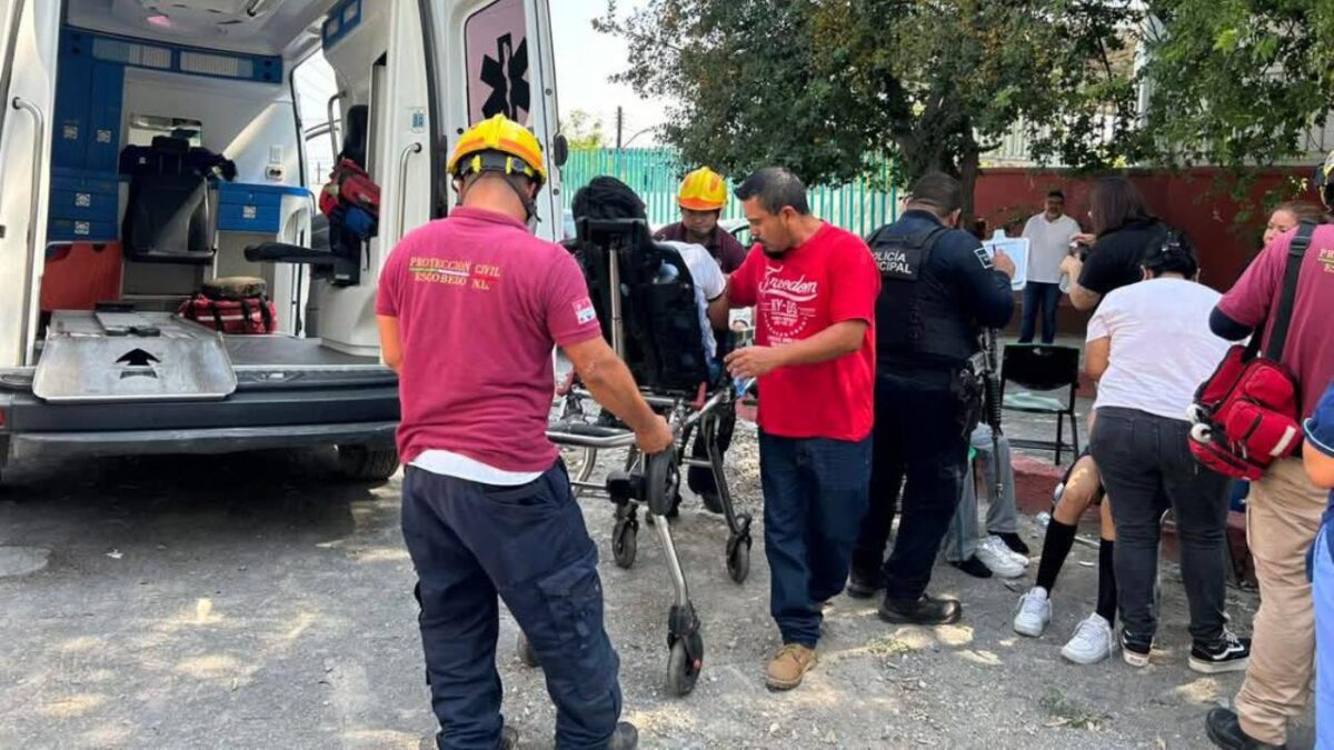 Al menos 10 estudiantes sufrieron un golpe de calor cuando se encontraban en una secundaria de Escobedo, Nuevo León.