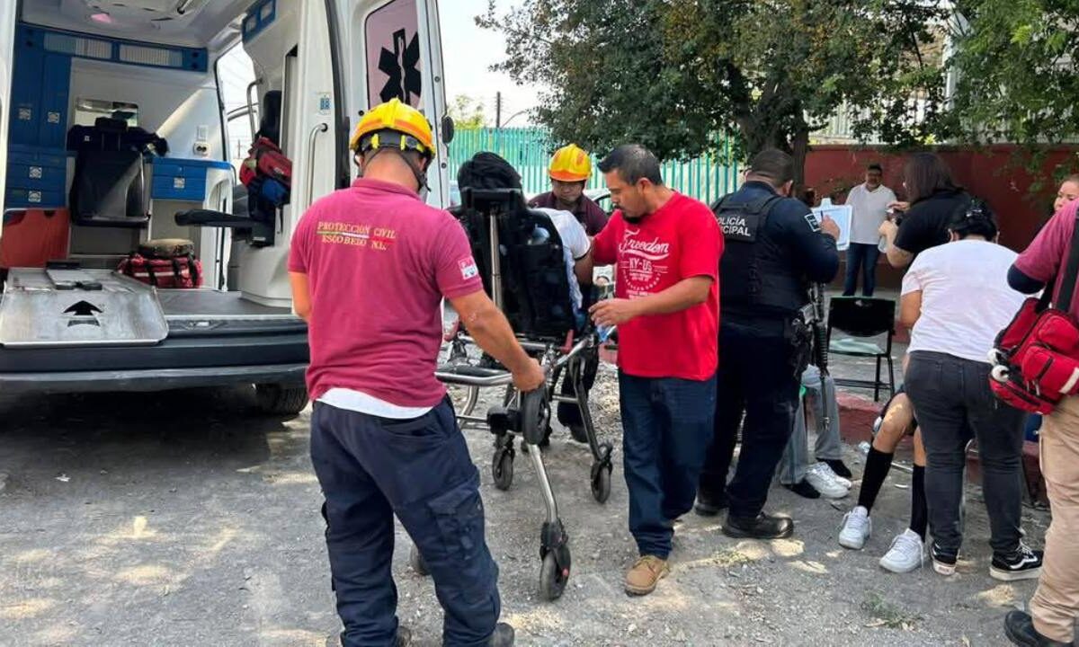 Al menos 10 estudiantes sufrieron un golpe de calor cuando se encontraban en una secundaria de Escobedo, Nuevo León.