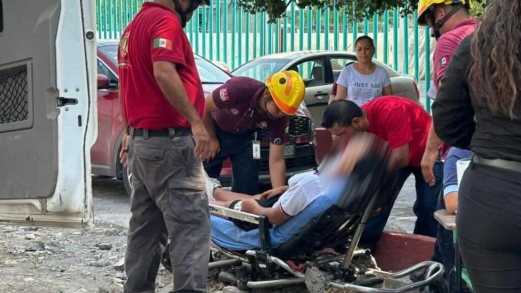 Los estudiantes recibieron atención médica tras el golpe de calor.