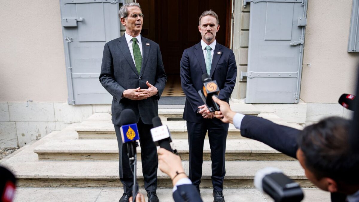 El secretario del Tesoro de Estados Unidos, Scott Bessent (izq.), y el representante comercial de Estados Unidos, Jamieson Greer, informaron que existe un acuerdo para reducir las tensiones comerciales.