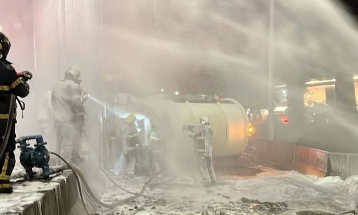 Evacuan alrededores de Periférico tras volcadura de pipa con combustible