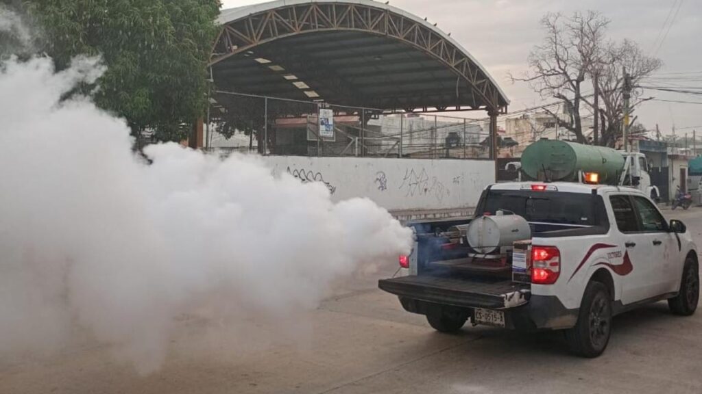 Autoridades de Campeche recorren las calles para fumigar y prevenir la propagación del dengue.