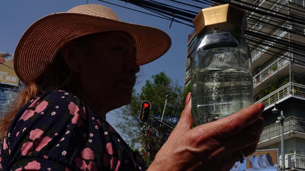 Vecinos de 12 colonias en Benito Juárez denunciaron que el agua potable que llegaba a sus domicilios tenía un olor a combustible.