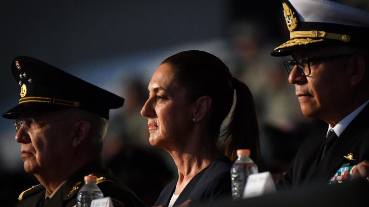 Sheinbaum Pardo dedicó su discurso a la lealtad de las fuerzas armadas que "nos cobijan, nos protegen y nos cuidan".