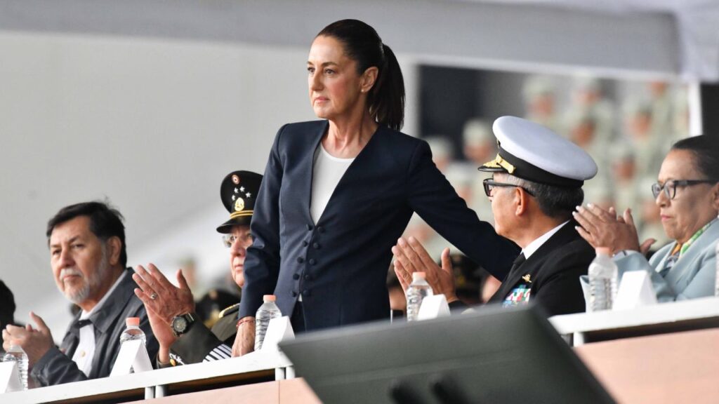 Sheinbaum homenajeó a los integrantes de las Fuerzas Armadas en el marco del 105 Aniversario de la Columna de la Legalidad.