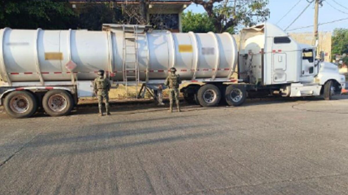 En 2 entidades, Fuerzas Federales aseguraron 107 mil litros de huachicol. Este martes, como parte de las acciones del Gabinete de Seguridad, la SSPC informó que los decomisos tuvieron lugar en Guanajato y Veracruz.
