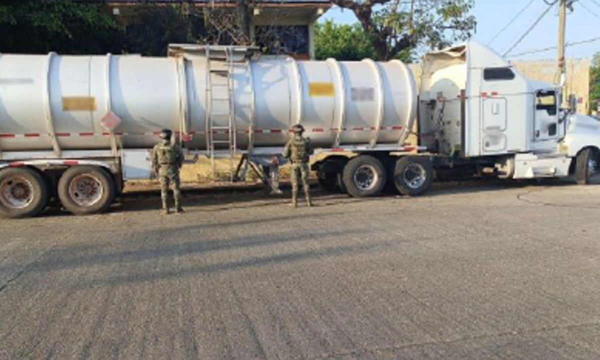 En 2 entidades, Fuerzas Federales aseguraron 107 mil litros de huachicol. Este martes, como parte de las acciones del Gabinete de Seguridad, la SSPC informó que los decomisos tuvieron lugar en Guanajato y Veracruz.