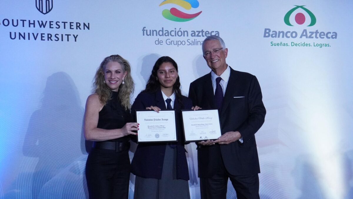 Fundación Azteca otorgó becas por la excelencia académica