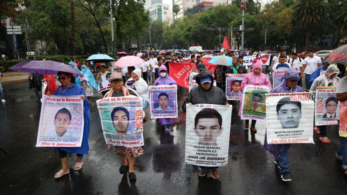 A 10 años de la desaparición, los padres de los 43 normalistas pidieron la salida del fiscal especial del caso por presuntos actos de corrupción y obstrucción de la justicia.