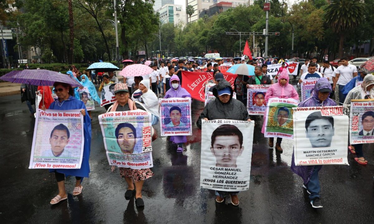 A 10 años de la desaparición, los padres de los 43 normalistas pidieron la salida del fiscal especial del caso por presuntos actos de corrupción y obstrucción de la justicia.
