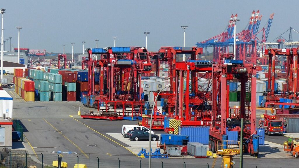 Guerra comercial de Trump golpea al sector de traslado de mercancías. Noticias en tiempo real