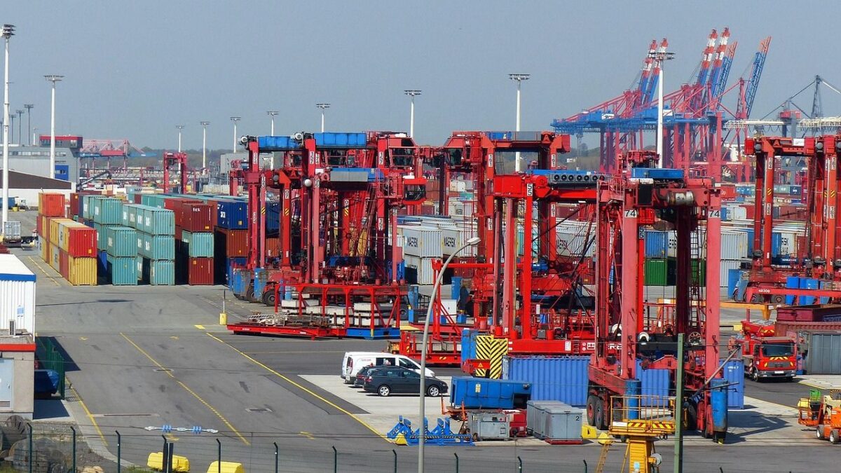 Guerra comercial de Trump golpea al sector de traslado de mercancías.