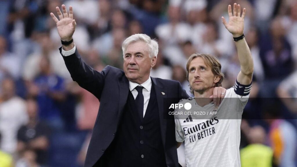 Ancelotti y Modric se abrazaron en el medio campo, para así despedirse del Real Madrid.