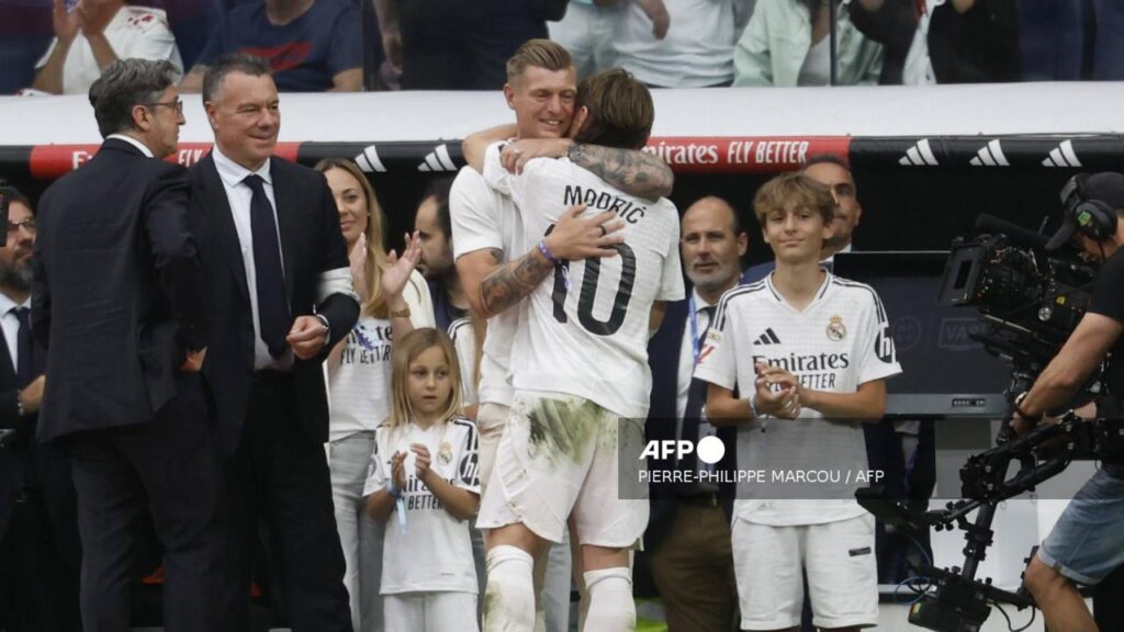 Al salir del campo, Luka Modric se abrazó con su excompañero Toni Kroos.