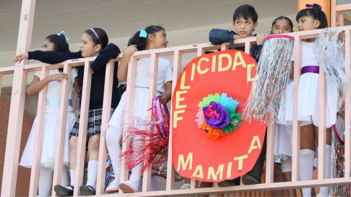 Descubre si este viernes 9 de mayo habrá clases en las escuelas de educación básica con motivo de la celebración del día de las Madres.