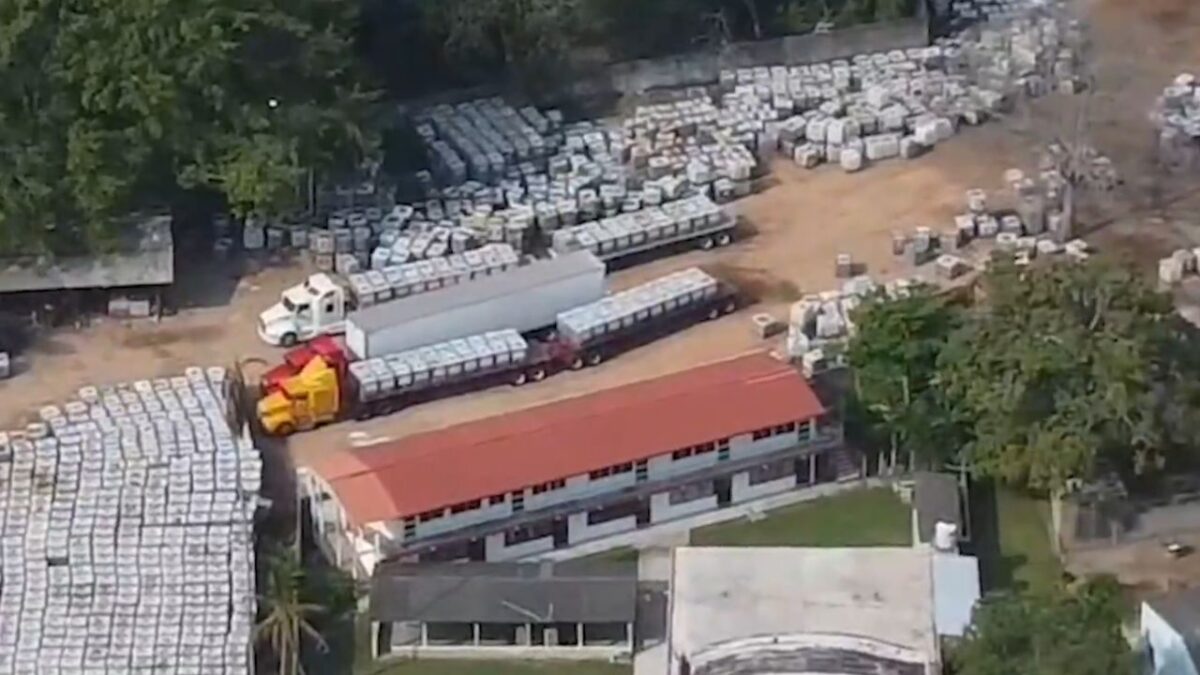 El Gobierno Federal investiga una red de almacenamiento de huachicol que opera en el país.
