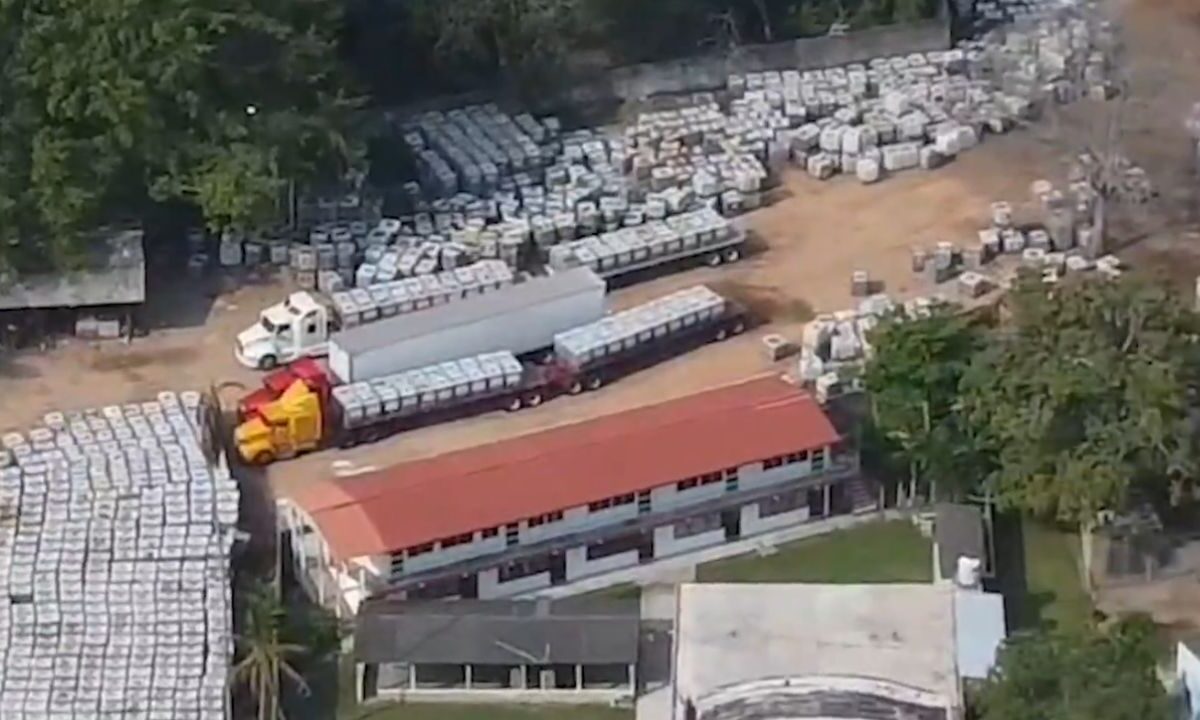 El Gobierno Federal investiga una red de almacenamiento de huachicol que opera en el país.