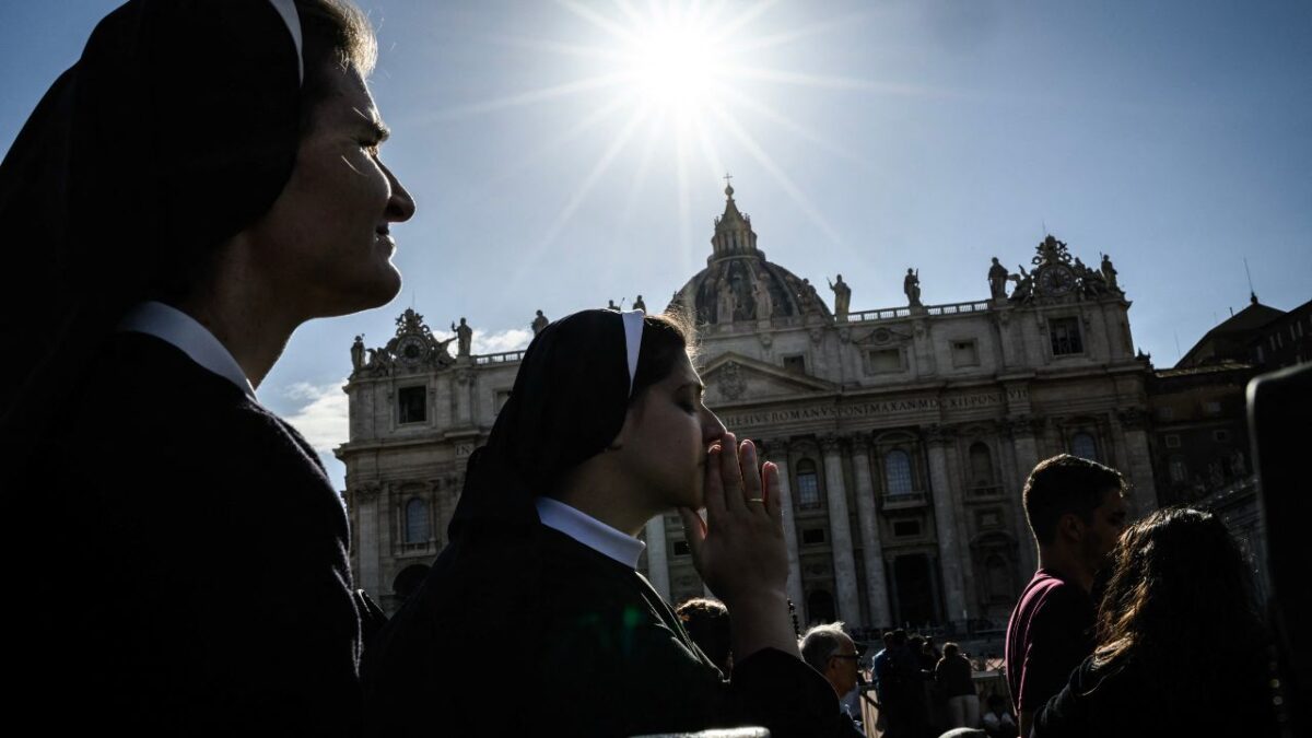 Capilla Sixtina emitió humo negro tras la primera jornada de votaciones de cónclaves, señal de que los 133 cardenales no alcanzaron acuerdo.