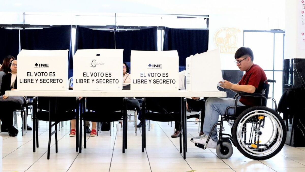 Personal de los órganos electorales local y federal implementaron un simulacro de votación para dar a conocer las medidas que se realizarán en estas casillas.