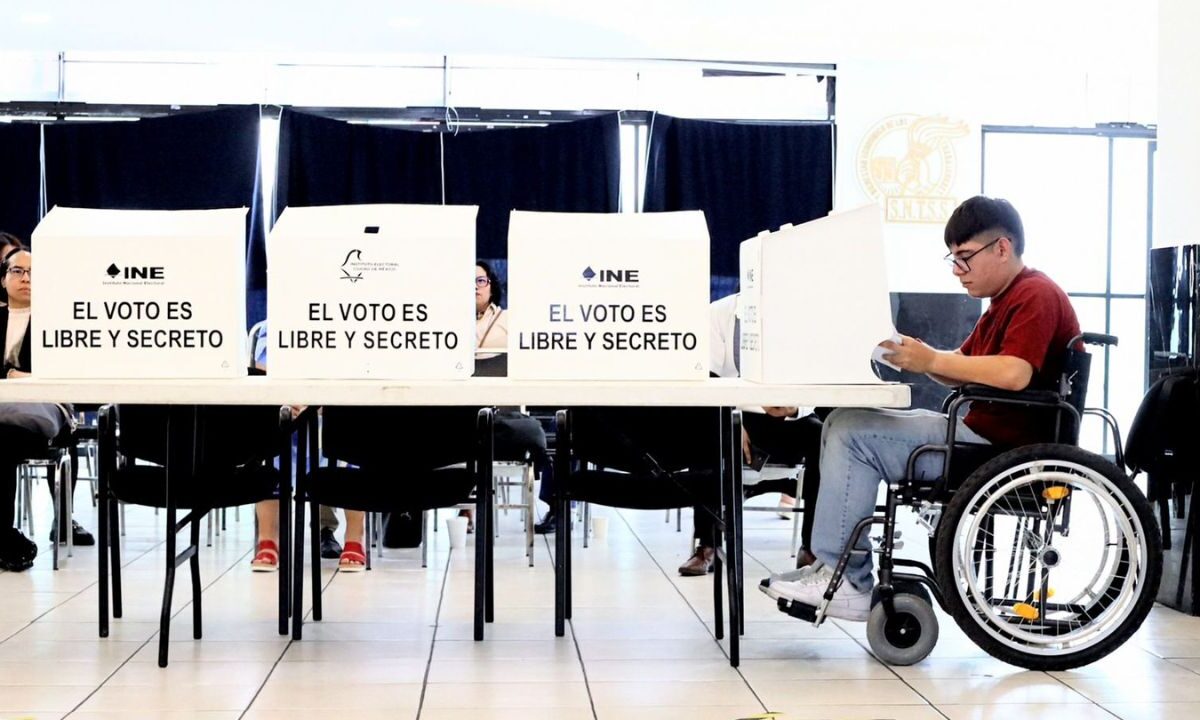 Personal de los órganos electorales local y federal implementaron un simulacro de votación para dar a conocer las medidas que se realizarán en estas casillas.