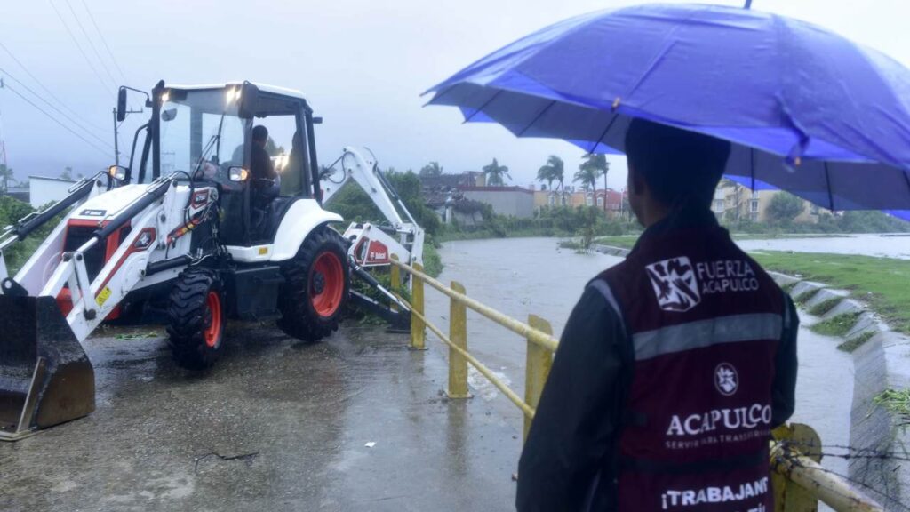 La Depresión Tropical en costas mexicanas se intensificó a Tormenta Tropical 'Alvin'.