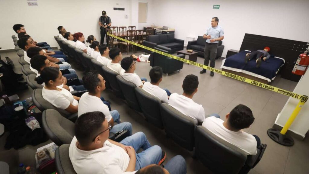 Los nuevos aspirantes a policías, 25 hombres y 10 mujeres, recorrieron las instalaciones de la Academia.