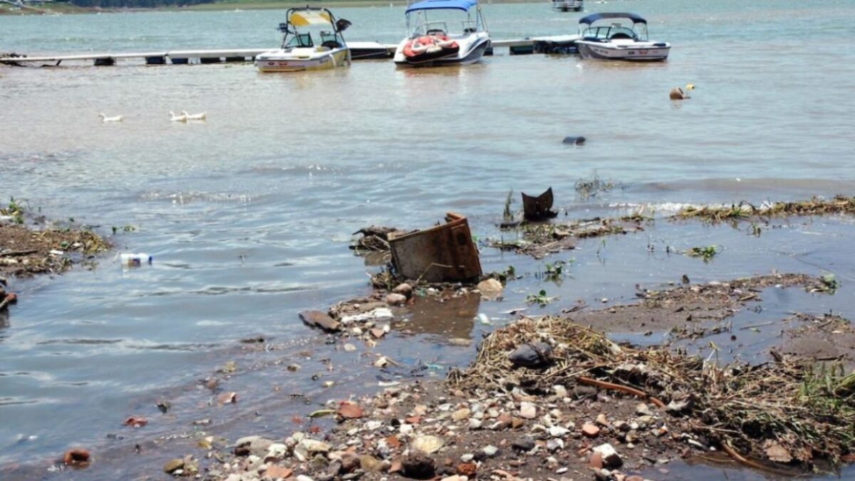 Los afluentes también contienen heces fecales y tóxicos; 900 partículas de microplásticos se han detectado en tan solo medio litro de agua