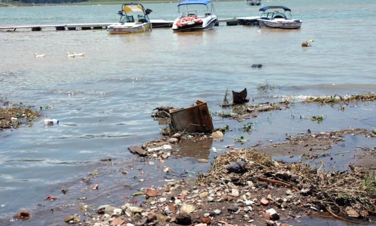 Los afluentes también contienen heces fecales y tóxicos; 900 partículas de microplásticos se han detectado en tan solo medio litro de agua