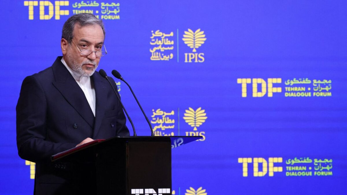Irán seguirá enriqueciendo uranio "con o sin acuerdo" con las potencias mundiales, declaró el domingo el ministro de Relaciones Exteriores iraní, en medio de las negociaciones sobre su programa nuclear.