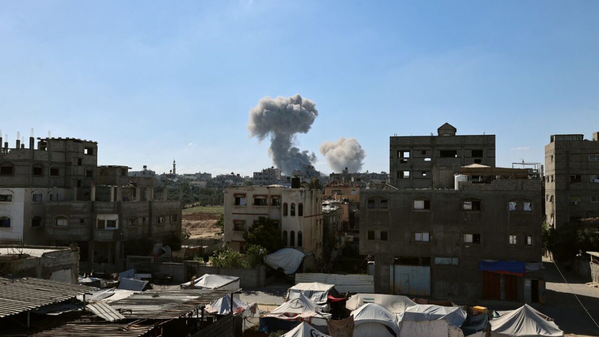 La Franja de Gaza sigue bajo bombardeos israelíes, mientras la población, desesperada por hambre, asalta almacenes de ayuda ante el bloqueo total