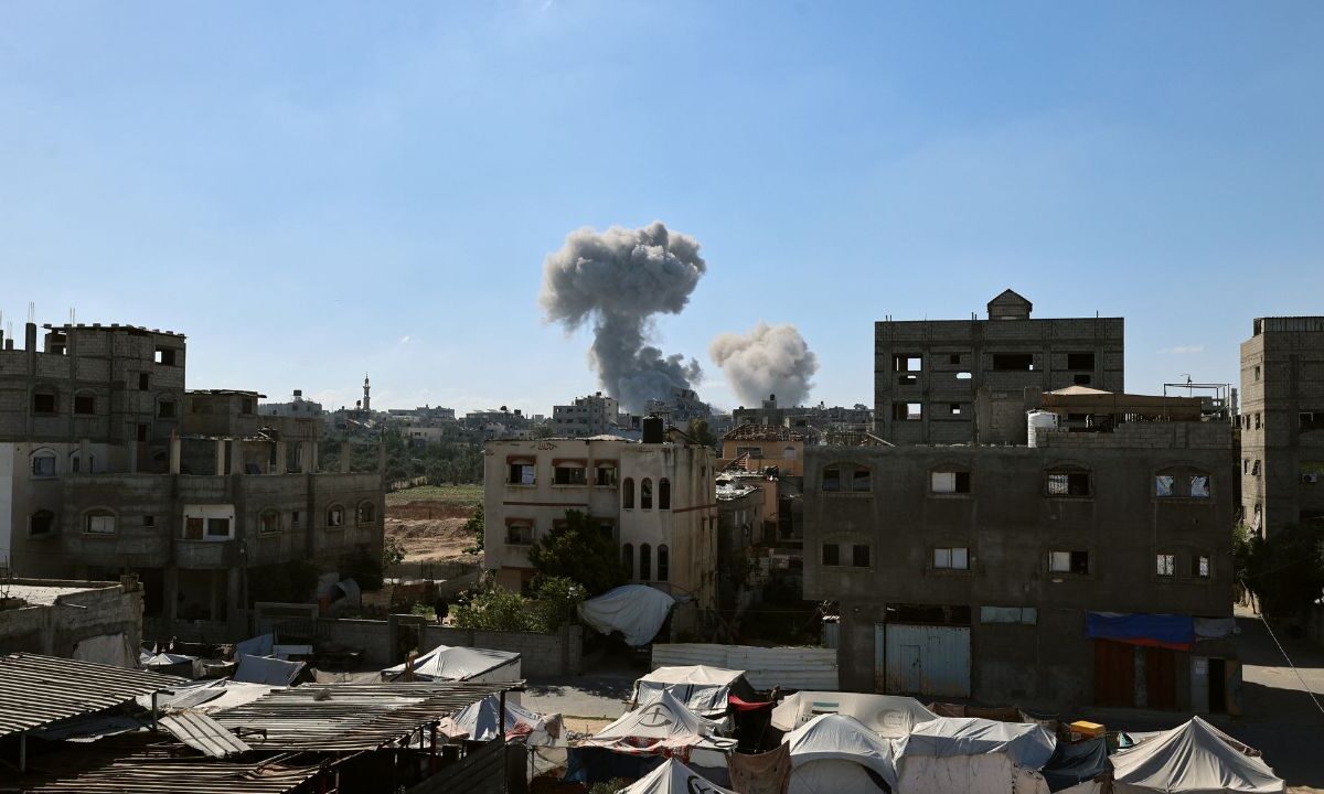 La Franja de Gaza sigue bajo bombardeos israelíes, mientras la población, desesperada por hambre, asalta almacenes de ayuda ante el bloqueo total
