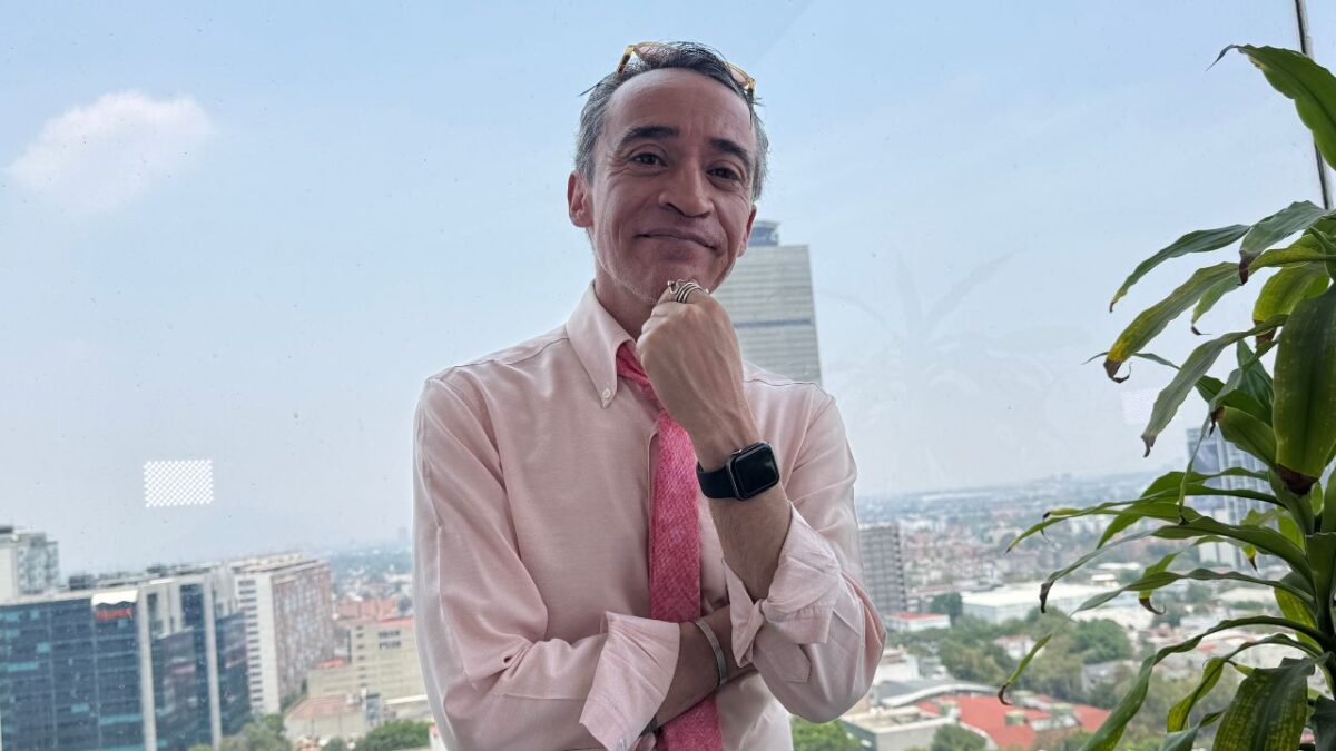 Con poco más de 4 décadas en cine, televisión y teatro, Roberto Sosa se ha hecho de un nombre en la industria del entretenimiento. Además de sus cualidades histriónicas, su intelecto también ha ayudado a seguir reinventándose.