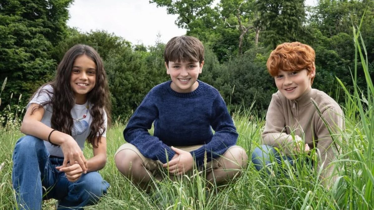 La serie de Harry Potter se realiza entre polémicas, primero que nada porque los fans se han ofendido por los comentarios de la autora de los libros J.K. Rowling, quien no considera que las personas transexuales, deberían ser tratadas como del sexo opuesto.