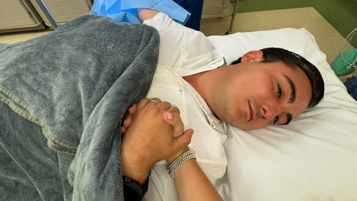 Un ejemplar de león rescatado causó una herida al alcalde de García en Nuevo León que requirió 12 puntadas, mientras lo alimentaba.