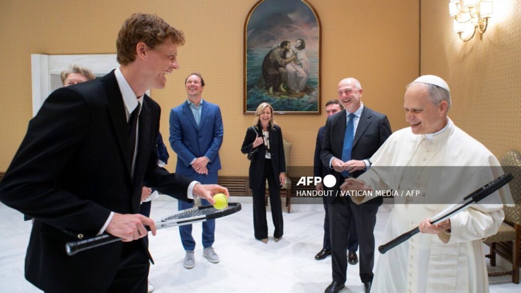 El papa León XIV recibió este miércoles al número 1 del tenis mundial, el italiano Jannik Sinner, que se encuentra disputando el Masters 1000 de Roma y le regaló una raqueta, anunció el servicio