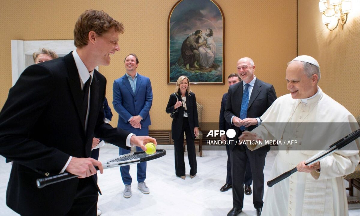Jannik Sinner obsequia raqueta al papa León XIV