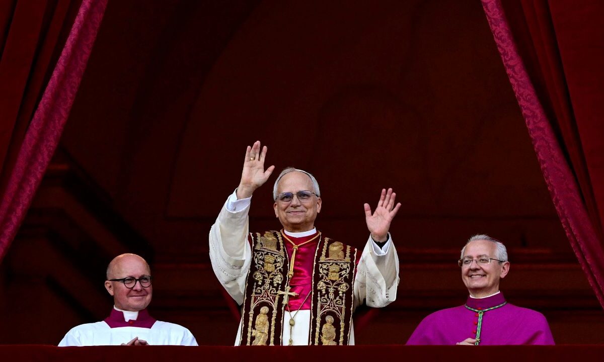 Tras cuatro rondas de votación, el cónclave eligió al cardenal Robert Francis Prevost como nuevo Sumo Pontífice, estadounidense y peruano.