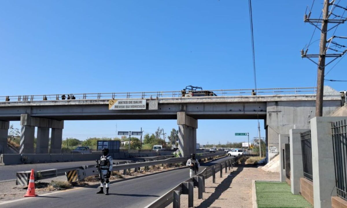 Este miércoles elementos de la Semar hallaron el cuerpo de una persona dentro de una maleta negra sobre la carretera Culiacán-El Dorado.