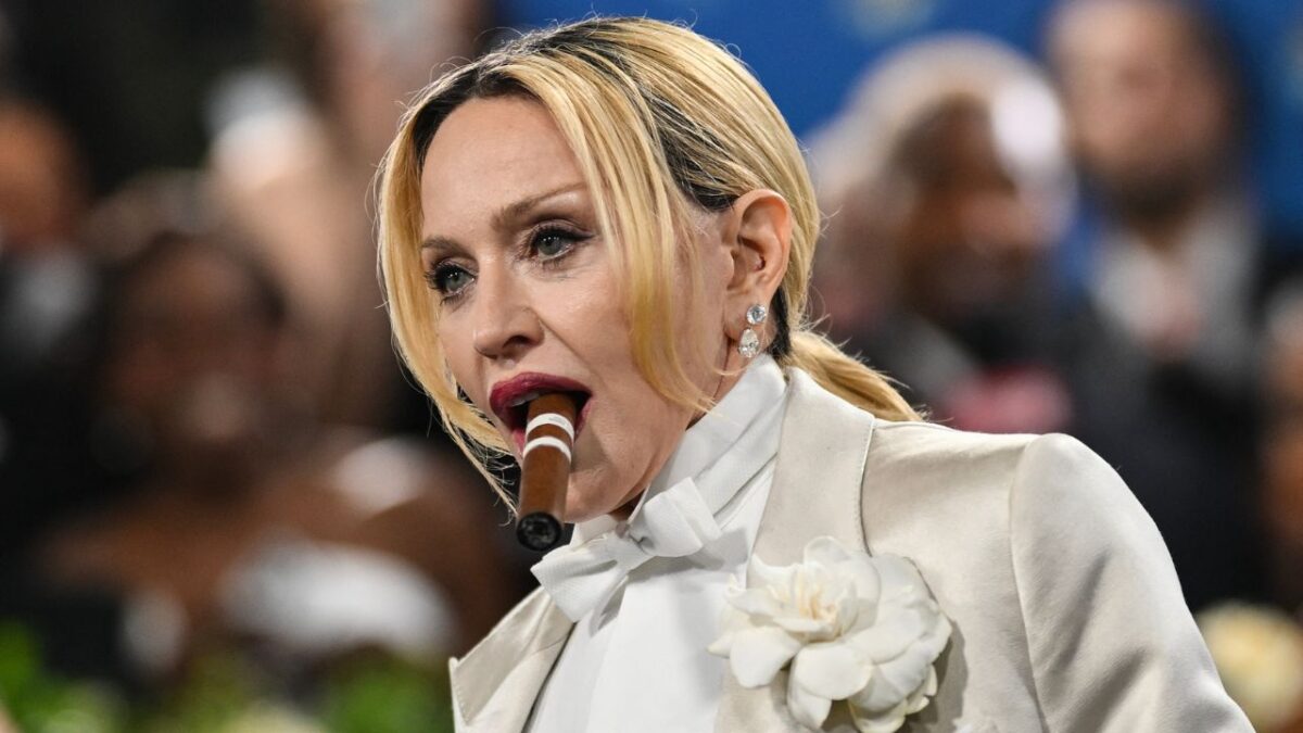 De acuerdo a reportes, la cantante Madonna se ha asociado con Netflix para crear una miniserie sobre su vida bajo la lente de Shawn Levy.