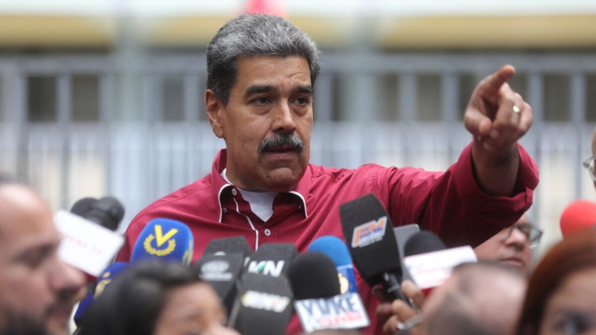 El presidente de Venezuela, Nicolás Maduro, anunció el domingo que postergará hasta enero próximo su propuesta de reformar la Constitución y adelantó que introducirá un proyecto para un sistema de votación de "circuitos comunales".