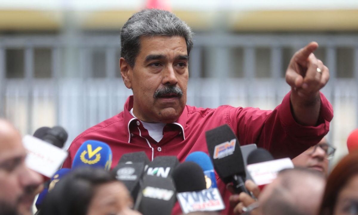 El presidente de Venezuela, Nicolás Maduro, anunció el domingo que postergará hasta enero próximo su propuesta de reformar la Constitución y adelantó que introducirá un proyecto para un sistema de votación de "circuitos comunales".