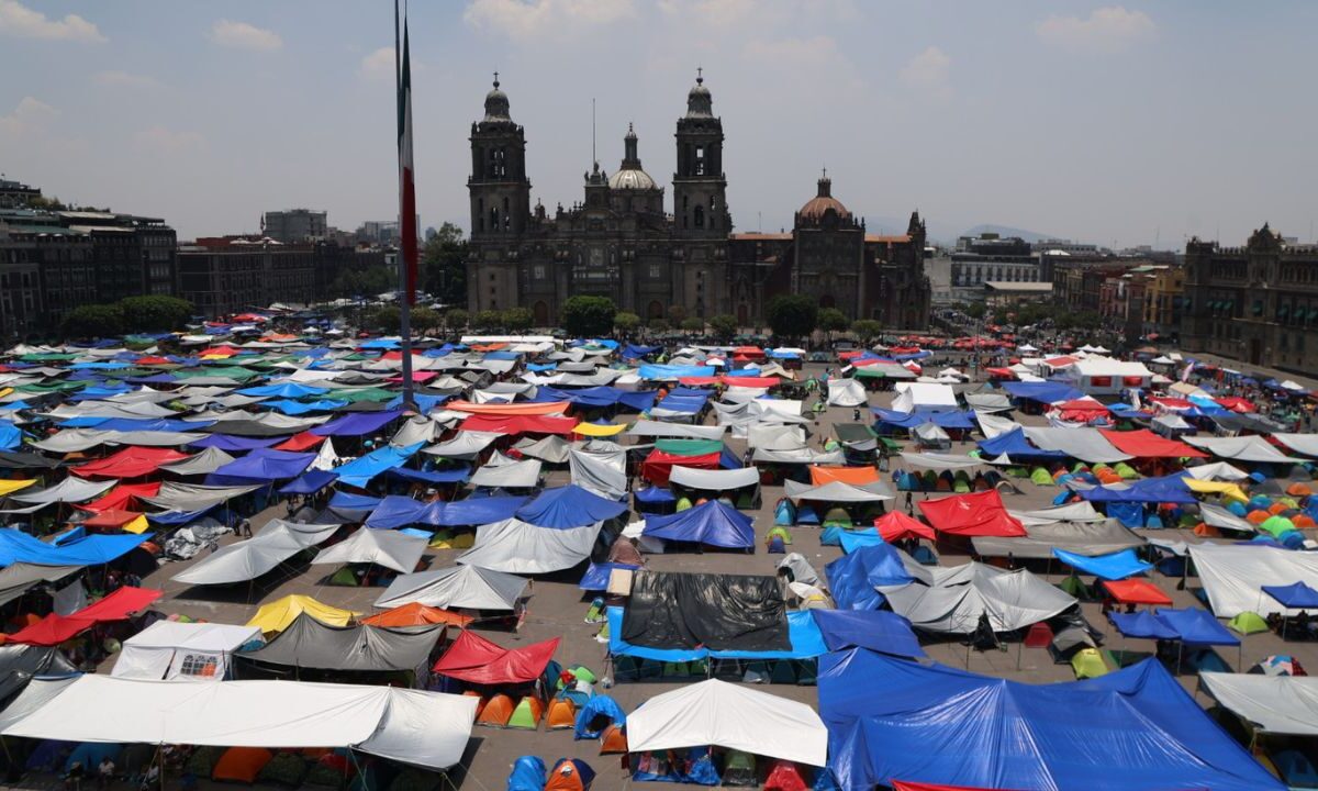 Con un plantón en el corazón de la capital, maestros de la educación pública piden que se atiendan sus demandas; los transeúntes son orillados a torear las casas de campaña para llegar a sus destinos.
