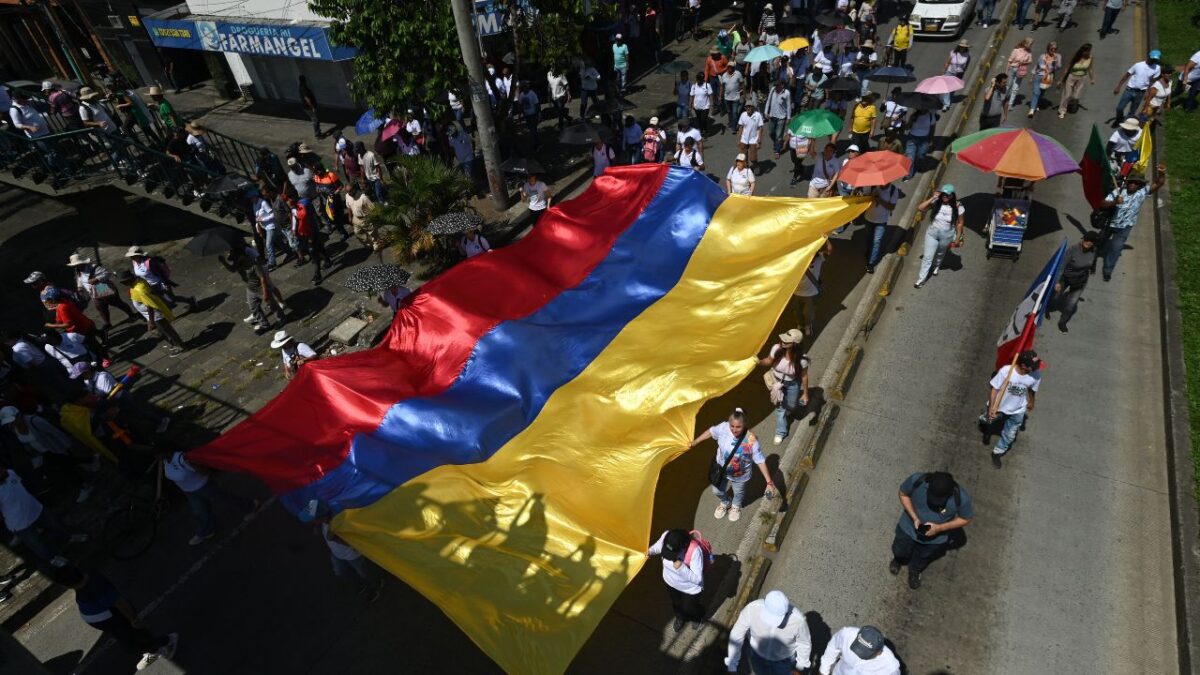 Miles de personas marchan este miércoles en Colombia en protestas contra el Congreso convocadas por el presidente izquierdista Gustavo Petro.